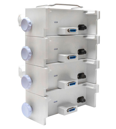 Dada la creciente necesidad de realizar infusiones precisas, rápidas y eficientes, se ha incrementado el uso de Bombas de Infusión en el área hospitalaria. Una bomba de infusión es un dispositivo electrónico capaz de suministrar, mediante la programación de parámetros básicos (como son el volumen total a infundir, velocidad de infusión (dada en ml/h) y/o lapso de tiempo a infundir en horas y minutos) y de manera controlada, un fármaco o sustancia por vía intravenosa a pacientes que por su condición así lo requieran. Las bombas de infusión proporcionan mayor exactitud y seguridad en la infusión de fármacos que los métodos tradicionales del control del flujo, además deben ser capaces de sobrepasar pequeñas presiones de oclusión, así mismo, superan la resistencia que oponen a la infusión los filtros antibacterianos y las líneas arteriales y pueden infundir fármacos con gran precisión a velocidades muy bajas. Nuestras bombas de Infusión volumétricas, son del tipo Peristálticas: Funcionan al presionar el tubo del set de infusión para producir el movimiento del líquido que se encuentra dentro de un contenedor. Cumplen con las siguientes características mínimas: Aparato electromecánico de infusión volumétrica de alta precisión estándar de un canal, de dos canales y de tres canales, portátil que con exactitud y seguridad permita administrar en forma constante, en tiempo determinado, fluidos parenterales, medicamentos, electrolitos, nutrición parenteral, soluciones para procedimientos de irrigación, productos derivados de la sangre y sangre entera, por igual a pacientes adultos como pediátricos y que cumpla al menos las siguientes características:<ul><li>Velocidad de flujo configurable o flujo programado</li><li>Carga de la línea con detección de colocación incorrecta</li><li>Mecanismo de apertura y cierre que minimice los errores que se pueden atribuir a la instalación o extracción del equipo de administración</li><li>Sensor de aire programable con rango de sensibilidad en mililitros o micro litros</li><li>Calculadora de dosis y formulas opcionales de dosis, que evite dificultades de extravasación</li><li>Opción mecánica manual o automática para impedir la remoción no autorizada del equipo de venoclisis o la reprogramación de la bomba por personal no autorizado.
· Historial de volumen solución y el volumen total suministrado</li><li>Alarmas y alertas visuales y auditivas de oclusión de flujo, aire, para mantenimiento de la bomba, de terminación de infusión, que brinden tanto seguridad de su manejo como al paciente</li><li>Pantalla con luz de fondo que muestre claramente la visualización de los datos de infusión, velocidad de flujo, medicamento infundido, tiempo remanente y alertas o alarmas</li><li>Opción de administrar dos o mas infusiones simultáneamente por diferente canal. (esto es para las bombas de dos canales y tres canales)</li></ul>